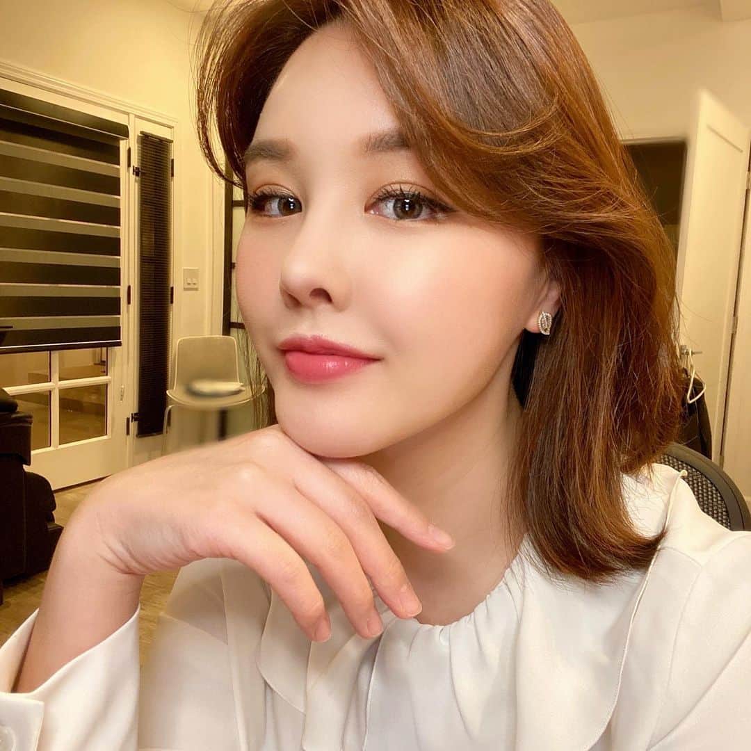 パク・ウンジのインスタグラム：「[아모레 큐브미 콜라겐 공구] 내일까지 55%  아모레 큐브미 콜라겐 챙겨 먹은지 2년이 넘어가는데요- 오히려 2살 어릴 때보다 지금이 피부 상태는 좋아요👍  비록 캘리 햇볕에 잡티는 좀 올라올지라도 >.< 피부가 촉촉하면 잡티도 블러처리 된 것처럼 잘 안보이는 효과가 있답니다👍  건조하고 메마른 피부일 수록 잡티는 더욱 선명하게 보이구요😱  저는 피부 수분감,탄력은 물론이고 언제부터인가 눈에 띄게 진하게 잡혔던 목주름도 개선된 효과를 느꼈어요.  얼굴 피부가 가장 먼저 눈에 보이는 곳이기 때문에 효과를 빨리 느꼈다고 생각했는데, 몸 전체에서도 콜라겐을 꾸준히 섭취한 결과가 보이는 것 같아서 우리 이지쓰들께도 적극 추천드립니다❤️  아모레 제품은 국내 1등이자 글로벌 브랜드 이기 때문에 믿음과 신뢰로 판매한지 벌써 2년이 넘어 가네요~  앞으로도 쭉 은자 언니와 예뻐질 분들은 꼭 콜라겐 드셔보세요.  모든 피부 건강의 기초를 다져준답니다.  건조한 LA 날씨에도 제가 비교적 (나이에 비해 ) 탱탱하고 윤기 있는 피부를 유지할 수 있는 건 잘 챙겨먹는 건강보조제와 이너뷰티 영양제가 큰 몫을 해요. . 사람 피부가 25살 이후부터는 본연이 가지고 태어난 수분과 탄력감이 점진적으로 저하되기 때문에 ~ 이런 보조제를 챙겨 먹는 거랑 안먹는 건 30살만 넘어도 큰 차이를 보이게 되거든요. . 20대 분들은 미리미리 30대를 준비해야 동안이 유지되고, 30.40.50대 분들은 어려보이기 위해서가 아니라 어쩔수 없는 생활 주름이 생기더라도 피부 탄력이 강해서 주름이 침투 못하게끔! 노화를 늦출 수 있도록 권해드립니다💪. . 사람은 누구나 나이에 맞는 세월을 맞이해요. 하지만 어떤 환경에서 어떻게 관리하느냐에 따라서  아주 천천히 나이들 수 있어요. 노화도 웬만큼은 막을 수 있어요 충분히!. . 수분 탁력 덩어리! 콜라겐 히알루론산 앰플 큐브미에 대해 궁금하신 입문자 분들~ 댓글 남겨주시면 제가 최대한 도움을 드릴게요.  이 제품은 거의 2년간 재구매율이 80% 이상 되는 제품이에요~ 계속 구입해오시던 이지쓰들도 이번 기회 꼭 챙겨가시길 바랄게요- 할인률도 55% 추가 구성품도 많고요! 사은품으로 스타벅스 쿠폰도 나간답니다😍  #프로필상단링크클릭✔️ 하시면 구매 사리트로 이동합니다 🙆‍♀️」
