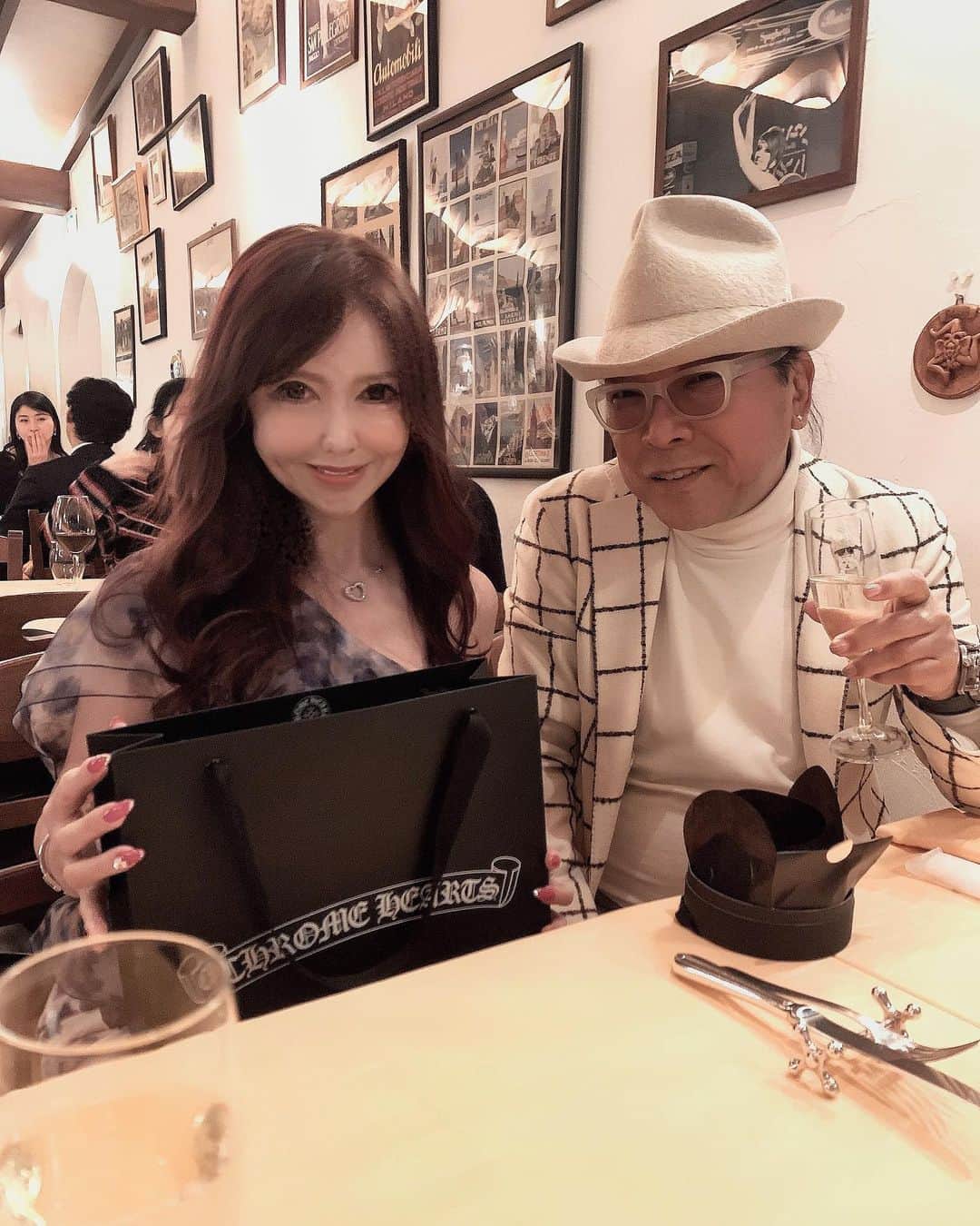のインスタグラム：「今年は数え切れないほどバースデーパーティーしてもらった😃🎉(過去最大だと思う♡) . . ドンちゃんからも素敵なプレゼントを頂いた🎁💕 . . クロムハーツのスイーツちょーレアだよ♡♡ 顧客限定でめちゃくちゃレアらしい😃♡♡ . . . . 大好きな人にプレゼントはもらってますがお祝いディナー🍽がまだなので 大好きな人😘お待ちしてまーす♡笑 (ちなみに誕生日は1月2日です笑) . . 次大好きなひとからのディナーで今年のバースデーパーティーはファイナルだ😘笑笑 . #birthday #present #chromehearts #dessert #dinner #party  #お誕生日 #ありがとうございました  #あと祝いお待ちしてます」