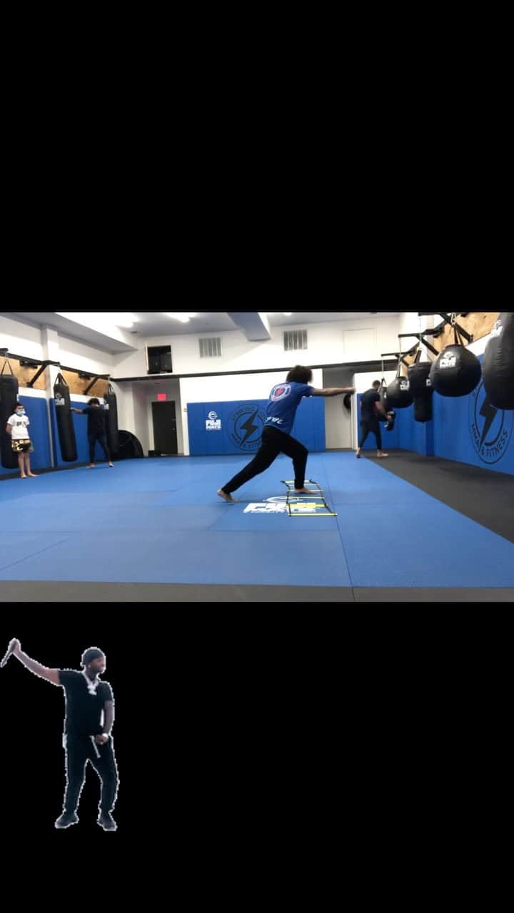 ジョンス のインスタグラム：「Shout out to @diego.jagessar and @melanie.choy for putting me on to this flow drill.  Try it out💯 . . @lms.nyc  @striking101  . . #drill#flow#footwork#boxing#kickboxing#share#explore#post#viral#reels」