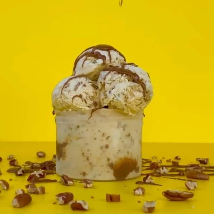 タイラ・バンクスのインスタグラム：「My heavenly version of @SMiZECream’s BUTTER PECAN, BUT BETTA! That’s right… we took a classic and put our own unique spin on it for our 2nd flavor drop (that just so happens to be one of my FAVE ice cream flavors).⁠⁠ ⁠⁠ In our kitchen, it actually started out as a TOTALLY different flavor… but then we tasted it and said, “Wait a second. This is Butter Pecan, but SO much better!” So there you have it. The best mistake ever. ⁠⁠」