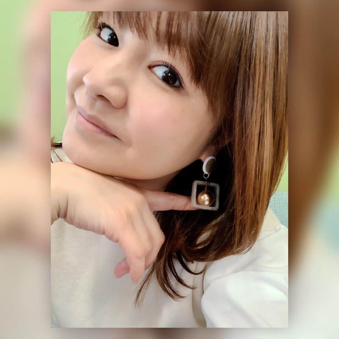 中澤裕子のインスタグラム：「衣装  春は明るい色が着たくなりますね。 この冬は黒の気分でしたが もう飽きました　笑  今日お借りしたピアス。 大ぶりなのに軽くて ノンストレスで、 揺れる感覚が心地良かったです☺︎  衣装・ピアス @boujeloud_official さん  いつもありがとうございます。  #火曜日 #生放送 #ももち浜ストア」