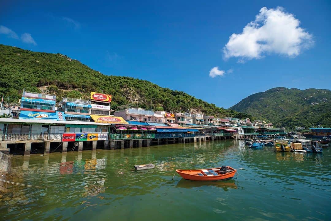 Discover Hong Kongのインスタグラム：「The laid-back vibe of Lamma Island makes it an ideal place for a change of pace from the bustling city.  風景優美嘅南丫島，洋溢小島風情。  #DiscoverHongKong」