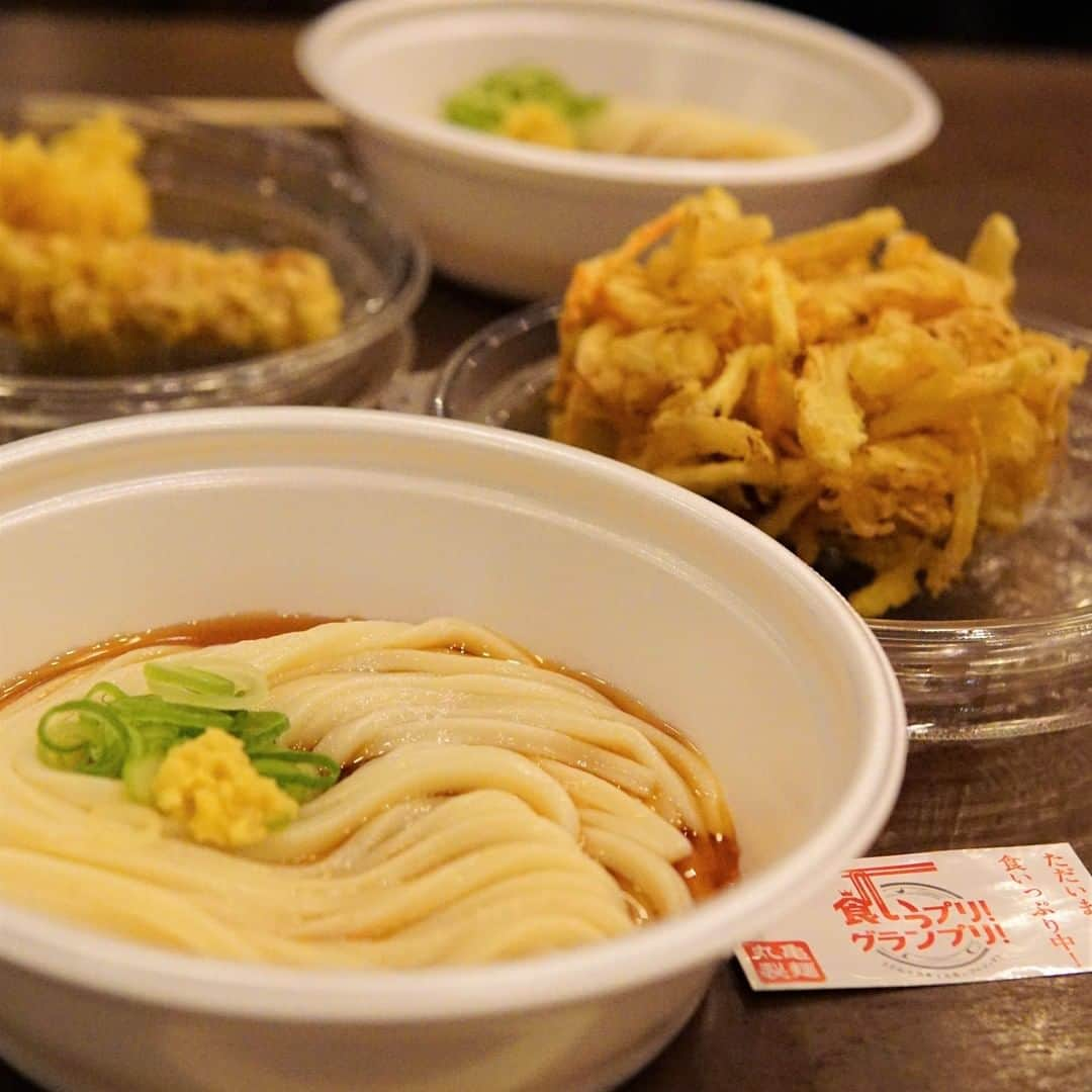 丸亀製麺さんのインスタグラム写真 - (丸亀製麺Instagram)「【丸亀製麺のうどん、1杯頼むともう1杯プレゼント🎁】 ▼詳しくはこちら▼  食いっプリ！グランプリ！の特設サイトにある注文用画像を見せて、 「かけうどん」か「ぶっかけうどん」のどちらかを頼むと、 もう1杯無料でうどんを食べれる「食いっ2人（プリ）セット」✨  300円でうどんを2杯も食べられるなんて夢のようですよね😆 お友達やご家族も誘って、是非みなさんで食いっプリグランプリ！に参加してくださいね！  ちなみにみなさんは「食いっ2人セット」を頼むなら、 かけうどん派？ ぶっかけうどん派？ 是非コメントで教えてください！  #うどん #麺スタグラマー #讃岐うどん #丸亀製麺 #食レポ #被写体 #モデル募集 #被写体募集 #撮影モデル募集 #被写体モデル #被写体募集中 #撮影モデル募集中 #オーディション #うどん好き #被写体モデル募集 #うどん部 #讃岐 #大食い女子 #女優志望 #うどん好きな人と繋がりたい #うどん大好き #うどんすき #俳優志望 #うどんインスタグラマー #うどんが主食 #丸亀うどん #タレント募集 #オーディション情報 #丸亀製麺うどん」2月23日 13時00分 - marugame_