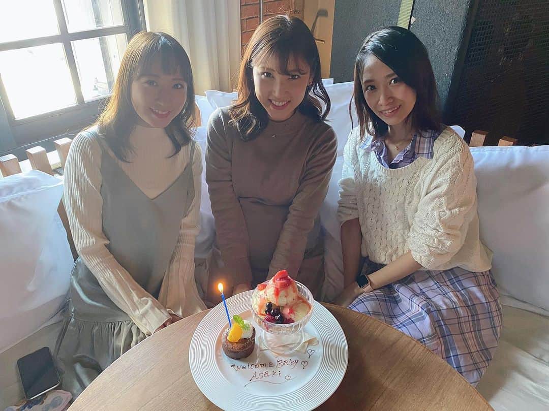 のインスタグラム：「. 昨日は、1年振りの2人と☺️💓 普段外出は控えているので、 ものすごく久々にお友達と会えた〜🥰 ・ お祝いまでしてくれて 🥺❤️ ずっと会えてなかったので、 たくさん笑って2人に パワーもらえました💓💓 #lunch#女子会#大好きな2人 ふーちゃん車送迎ありがとう 🥺🙏🏻 写真以外マスクしてます」