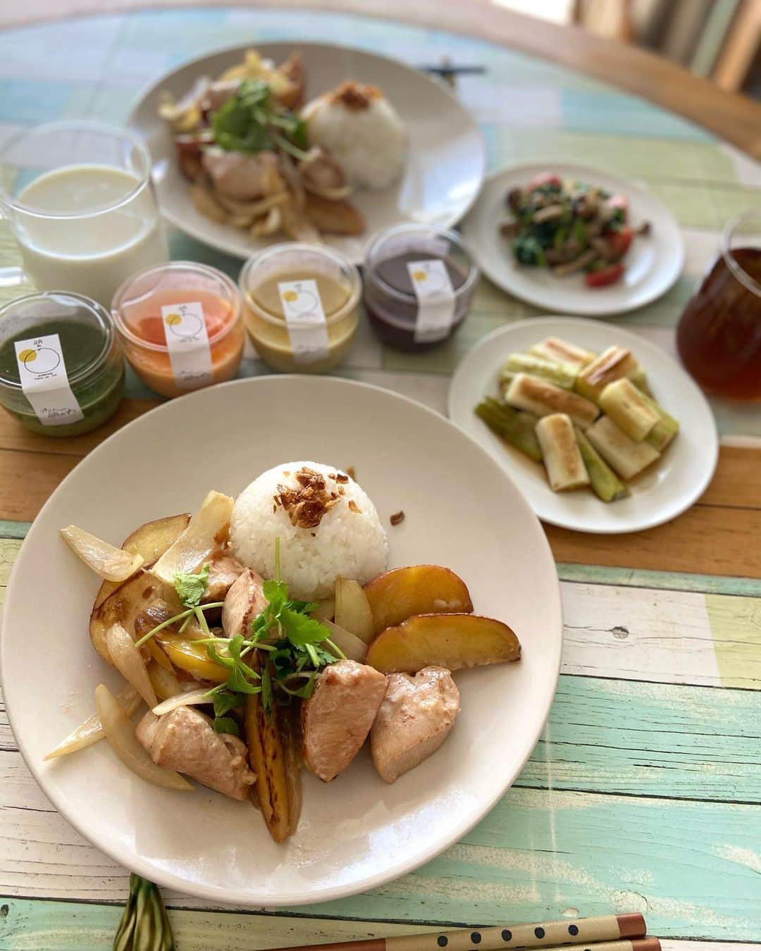 lalapinkのインスタグラム：「お昼ごはん🍽  ごはんは @oisix  ⭐︎レッドアンデスと鶏肉のバター醤油 ⭐︎長ねぎの焼きびたし ⭐︎ほうれん草のごま味噌和え  プリンは @pudding_tomonowa ⭐︎にんじん ⭐︎ほうれん草 ⭐︎かぼちゃ ⭐︎ショコラ お店を曜日でシェア営業しているようなので、営業日にご注意！   #お昼ごはん #お昼ご飯 #おひるごはん #昼食 #ランチ #lunch #レッドアンデス #プリン #プディング #pudding #プリン専門店 #oisix #オイシックス #朋のわ #八王子 #八王子スイーツ #おうちごはん #おうちご飯 #おうち時間」