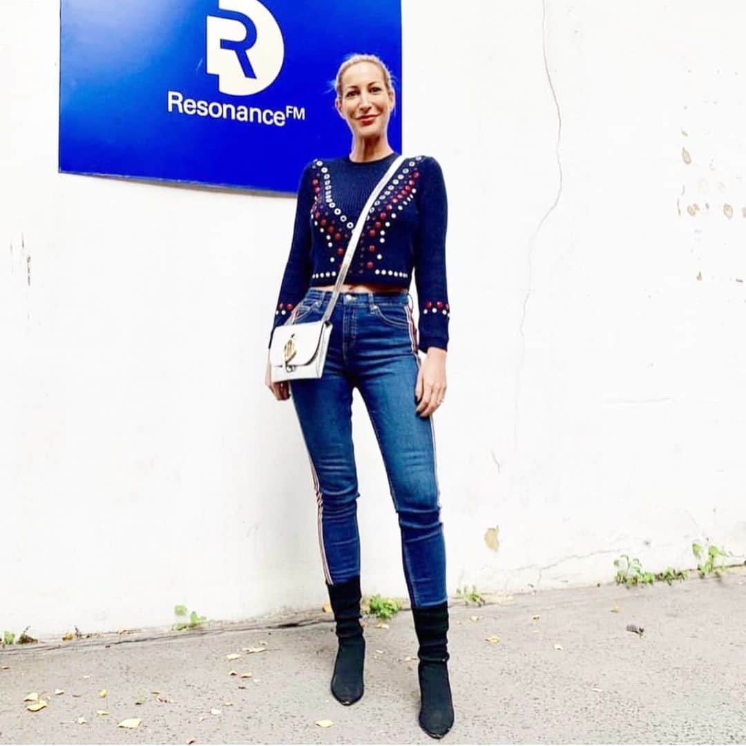 ローラ・プラデルスカのインスタグラム：「We ( @djlarafraser and moi ) are back on @resonancefm 104.4 today 1:30 UK time with our show “Around The World With The Lalla’s“  On today’s show we talk about the way to approach physical, emotional, and spiritual wellbeing in 2021.   Featuring returning guest Holistic Practitioner Melanie Jolicoeurt aka @azaya.yoga and resident health expert @personal_trainer_london .   Keep your ears peeled for “Deep End”, the brand new single from Singer / Songwriter, DJ and Radio Host @irainamancini 🧡」