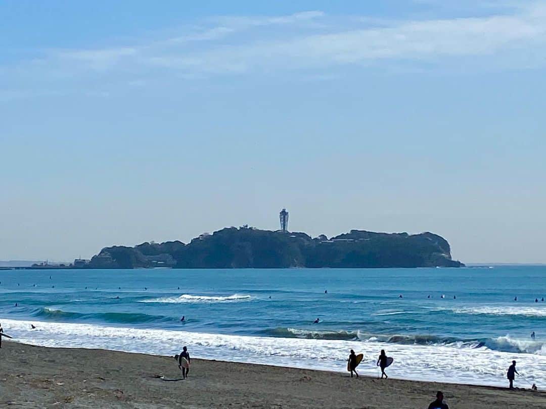 のインスタグラム：「久しぶりのお散歩。 今日は2月23日。 富士山の日だそうです。 暑いくらい良いお天気なのに、今日はよく見えませんでした。 そんな日もあります😅  #小桜舞子  #ウォーキング  #湘南 #江ノ島 #サーファーでいっぱい  #2月23日 #富士山の日 #富士山」