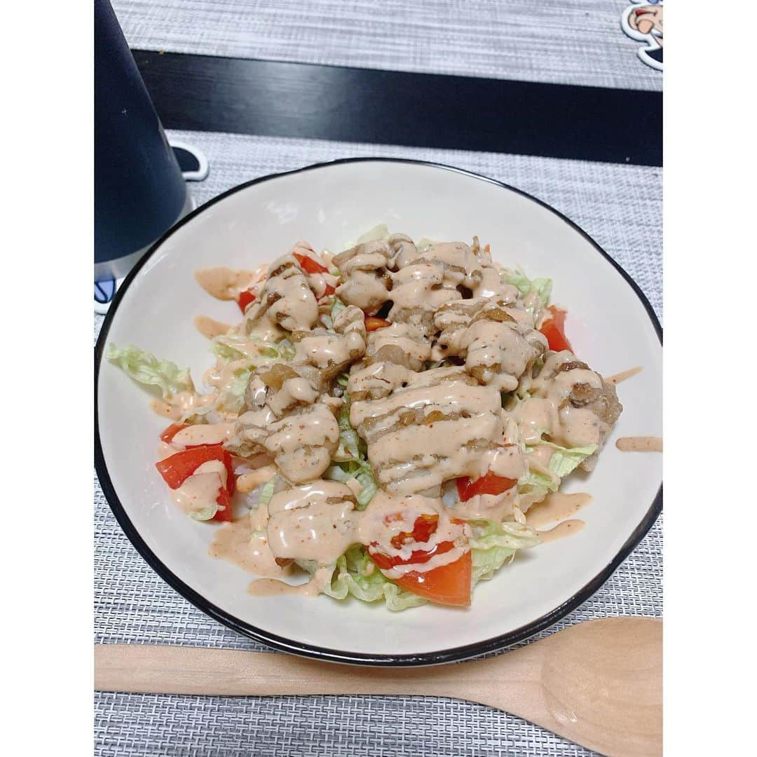 佐山万里菜さんのインスタグラム写真 - (佐山万里菜Instagram)「🍽#シェフ佐山 🍽 -OFFご飯- ▷ケバブ🥙丼 . . パンに挟んでも、 トルティーヤに巻き巻きしても、 丼にしても、 最強においしいっ💯 今回は、丼にしましたぁ✨ これは……ご飯2合食べれるっ👌 レタス、トマトだけじゃなくて、アボカドも入れればよかったなぁー🤔 このソースも肉も美味すぎる💯 . 腹ペコな人にこれ出したら……モテるっす😚 あっ佐山調べ&勝手な想像です✨笑 責任はとれません…が自分だったら最強に嬉しいっす‼️ ご飯の後の洗い物率先してやらせていただきます🥺笑 余談です！！ 次は何をホームページに載せようかなぁ🤔 現場からは以上です。。 . 花粉もすごいらしいし… あったかくなったり寒くなったりで体調崩しやすい今日この頃…元気頑張ろっ👊 クヨクヨしてても一生に一度の人生 イライラしてても、 人のせい環境のせいにしてても一生に一度の人生 ニコニコワクワクしてても一生に一度の人生  #アスリート#筋肉 #腹筋 #トレーニング #減量#ダイエット#instagood #幸せ #ライフスタイル #うまい #アスリート飯 #ダイエットメニュー  #料理  #節約 #いいね #食トレ#ヘルシーメニュー  #food #diet #good  #おススメ #自炊 #サッカー #ケバブ #簡単ご飯 #おうちごはん  #workout　#疲労回復 #タンパク質」2月23日 13時06分 - sayama.19