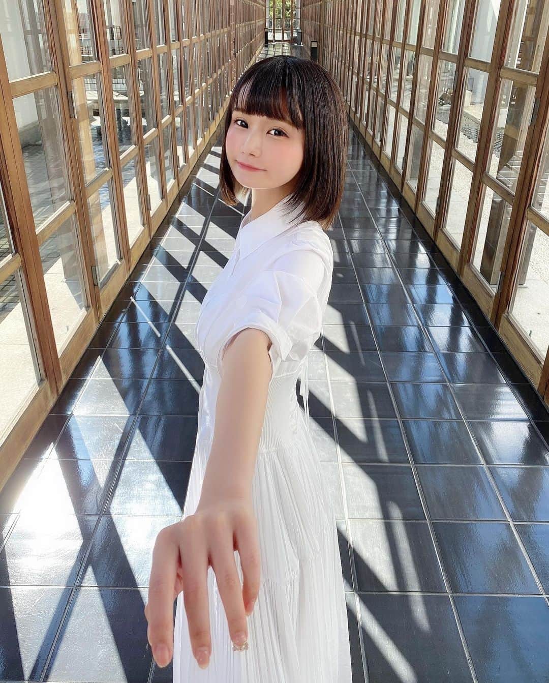 みもれもんさんのインスタグラム写真 - (みもれもんInstagram)「Hello ~🍋  The new white dress I bought  I like it ~ 👗💓  Hands-on 🤝? ?? ・ ・ こんにちは〜🍋 新しく買った白いワンピースは お気に入りだよ〜ぅ👗💓 手繋ごっっ🤝？？ ・ ・  #みもれもん #インスタグラビア #カメラ #ショートヘア #ボブ #Japan #日本女孩 #fashion #大人女子 #ONEPIECE」2月23日 13時07分 - mimore_mon0929