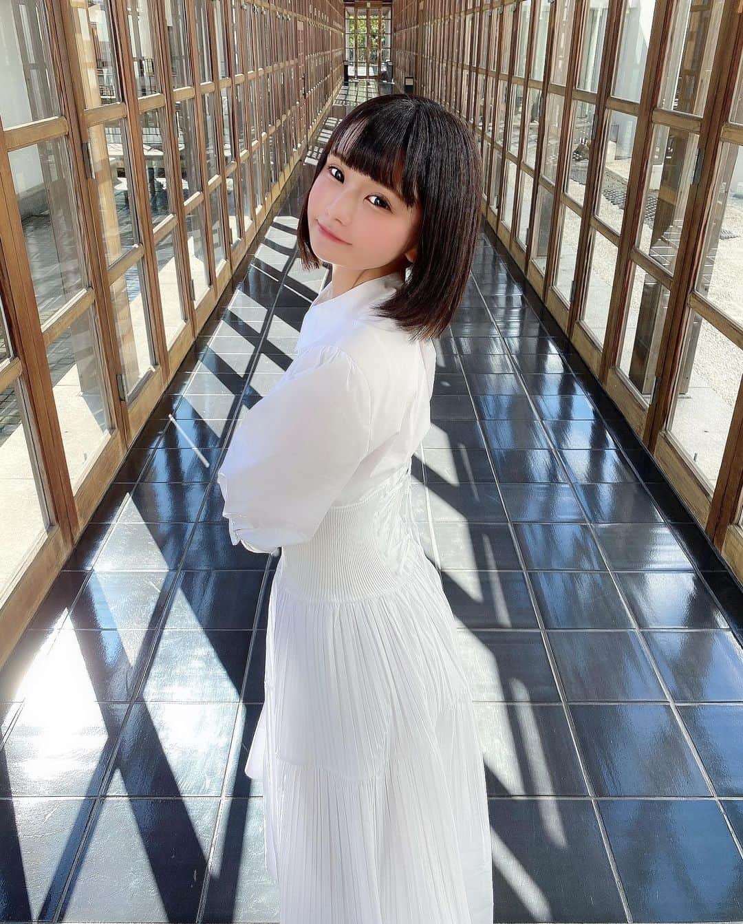 みもれもんさんのインスタグラム写真 - (みもれもんInstagram)「Hello ~🍋  The new white dress I bought  I like it ~ 👗💓  Hands-on 🤝? ?? ・ ・ こんにちは〜🍋 新しく買った白いワンピースは お気に入りだよ〜ぅ👗💓 手繋ごっっ🤝？？ ・ ・  #みもれもん #インスタグラビア #カメラ #ショートヘア #ボブ #Japan #日本女孩 #fashion #大人女子 #ONEPIECE」2月23日 13時07分 - mimore_mon0929
