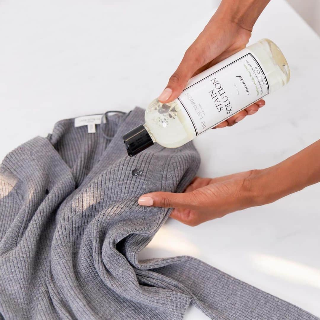 THE LAUNDRESS JPのインスタグラム：「暖かい日が続きますね☀️. 春はもうすぐでしょうか🌸.  冬物衣類はあんまり頻繁には洗わないですが、いつの間にかうっかりシミが付いていた🥲なんてこともありますよね。. シミを見つけたらすぐにステインソリューションで処理しちゃいましょ👍🏻. . #thelaundress #thelaundressjp #ランドレス #お洗濯日和 #お洗濯 #ナチュラル洗剤 #エコ洗剤 #エコロジー #サスティナブルな暮らし #洋服シミ対策 #洋服のシミ抜き #うっかりシミ #ステインソリューション #stainsolution」