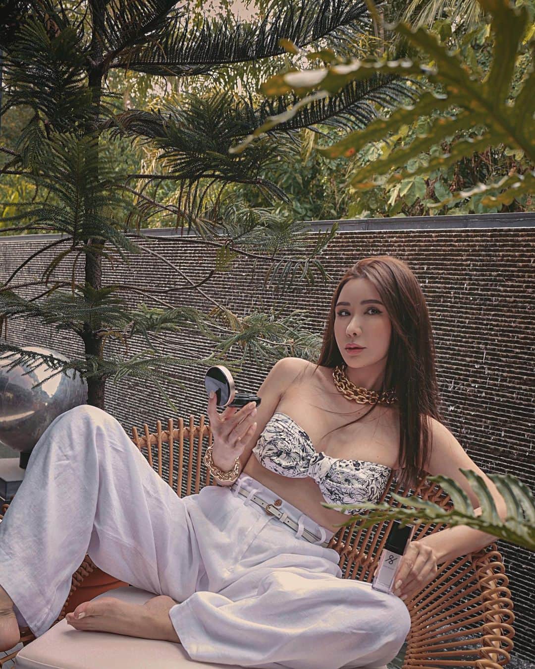 ジェイミー・チュアのインスタグラム：「Maintaining my fair complexion even while enjoying my time outdoors. @sheroxisingapore Collagen Boosting Whitening Cream blocks out sun rays that causes damage to our skin. It feels so light on my skin and brightens up my entire complexion. Air Cushion BB Cream gives me the most natural even skin coverage that lasts all day.  #jamiechuaxsheroxi」