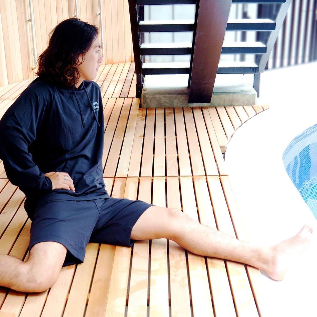 のインスタグラム：「After Surf?　Before Surf?  @8hotel_chigasaki のサウナの後はチルタイム。 しっかり体を労ったり、ゆっくりしたい時は、やっぱりウェアも着心地が良い方が絶対におすすめ！  CHILL WEAR COLLECTION： ルームウエアとしても最適で、ストレッチ性があるだけでなく、優しく柔らかな着心地。 セットアップやロンT、そしてパイル生地を使ったT-シャツなど、様々なアイテムがラインナップ。」