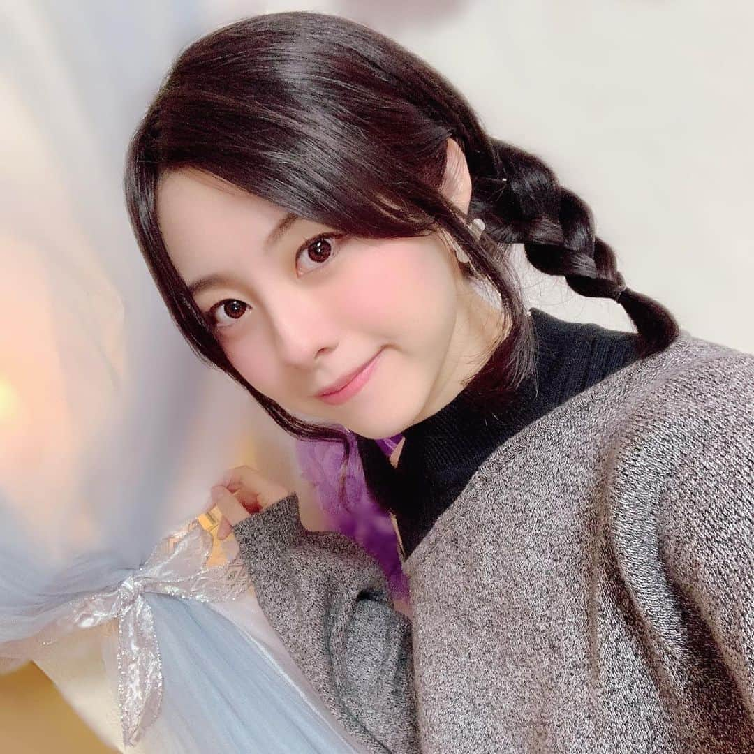 池田愛さんのインスタグラム写真 - (池田愛Instagram)「朝配信の時の三つ編み(⑉• •⑉)❤︎ 好評で嬉しいです🎶  今日も花粉すんごいっ( ; ᯅ ; ｀) もう本当に窓開けられない💦笑 花粉症じゃなかった頃の私はよく公園で遊んでいたけど、今じゃ信じられないかも！？  昼間にどうしてもやらなきゃいけないことあるからサクッと頑張ります❣️  そういえば、昨日話したポップコーンシュリンプの作り方なのですが！簡単なので是非試してみて下さい🍤⭐️  材料:小海老、薄力粉、コンソメ、卵、パン粉、塩、胡椒  1、小海老に塩胡椒の下味を付けます。 2、小麦粉にコンソメをまぶして味をつけます。 3、小海老を2の中に入れて溶き卵に潜らせてパン粉を付けて油で揚げます。そして完成です！！  私はマヨネーズにおろしニンニクを入れてガーリックマヨで食べるのが好きです(*´ч`*)💕  レモンをかけたり、皆様のお好みの食べ方を見つけてみてください🌟 ・ ・ ・ ・ #17live #イチナナ #イチナナライバー #ケロアイ #池田愛 #女優 #レシピ公開 #ポップコーンシュリンプ #簡単レシピ #三つ編み #朝活 #花粉症 #花粉症つらい #美味しいものは人を幸せにする #料理好き #得意料理 #他にもたくさん」2月23日 13時28分 - ai_ik3