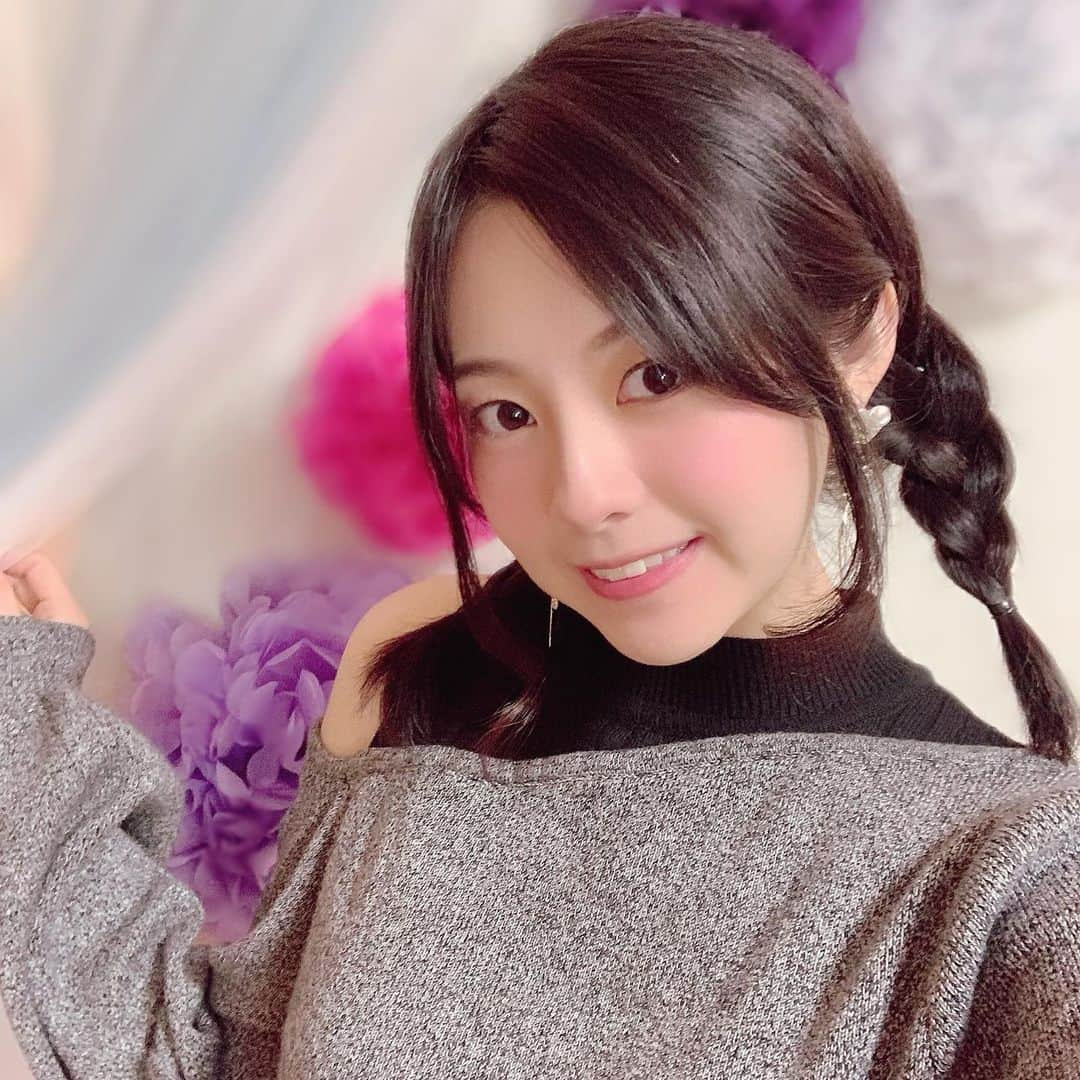 池田愛さんのインスタグラム写真 - (池田愛Instagram)「朝配信の時の三つ編み(⑉• •⑉)❤︎ 好評で嬉しいです🎶  今日も花粉すんごいっ( ; ᯅ ; ｀) もう本当に窓開けられない💦笑 花粉症じゃなかった頃の私はよく公園で遊んでいたけど、今じゃ信じられないかも！？  昼間にどうしてもやらなきゃいけないことあるからサクッと頑張ります❣️  そういえば、昨日話したポップコーンシュリンプの作り方なのですが！簡単なので是非試してみて下さい🍤⭐️  材料:小海老、薄力粉、コンソメ、卵、パン粉、塩、胡椒  1、小海老に塩胡椒の下味を付けます。 2、小麦粉にコンソメをまぶして味をつけます。 3、小海老を2の中に入れて溶き卵に潜らせてパン粉を付けて油で揚げます。そして完成です！！  私はマヨネーズにおろしニンニクを入れてガーリックマヨで食べるのが好きです(*´ч`*)💕  レモンをかけたり、皆様のお好みの食べ方を見つけてみてください🌟 ・ ・ ・ ・ #17live #イチナナ #イチナナライバー #ケロアイ #池田愛 #女優 #レシピ公開 #ポップコーンシュリンプ #簡単レシピ #三つ編み #朝活 #花粉症 #花粉症つらい #美味しいものは人を幸せにする #料理好き #得意料理 #他にもたくさん」2月23日 13時28分 - ai_ik3