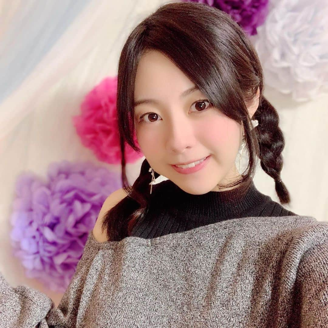 池田愛のインスタグラム：「朝配信の時の三つ編み(⑉• •⑉)❤︎ 好評で嬉しいです🎶  今日も花粉すんごいっ( ; ᯅ ; ｀) もう本当に窓開けられない💦笑 花粉症じゃなかった頃の私はよく公園で遊んでいたけど、今じゃ信じられないかも！？  昼間にどうしてもやらなきゃいけないことあるからサクッと頑張ります❣️  そういえば、昨日話したポップコーンシュリンプの作り方なのですが！簡単なので是非試してみて下さい🍤⭐️  材料:小海老、薄力粉、コンソメ、卵、パン粉、塩、胡椒  1、小海老に塩胡椒の下味を付けます。 2、小麦粉にコンソメをまぶして味をつけます。 3、小海老を2の中に入れて溶き卵に潜らせてパン粉を付けて油で揚げます。そして完成です！！  私はマヨネーズにおろしニンニクを入れてガーリックマヨで食べるのが好きです(*´ч`*)💕  レモンをかけたり、皆様のお好みの食べ方を見つけてみてください🌟 ・ ・ ・ ・ #17live #イチナナ #イチナナライバー #ケロアイ #池田愛 #女優 #レシピ公開 #ポップコーンシュリンプ #簡単レシピ #三つ編み #朝活 #花粉症 #花粉症つらい #美味しいものは人を幸せにする #料理好き #得意料理 #他にもたくさん」