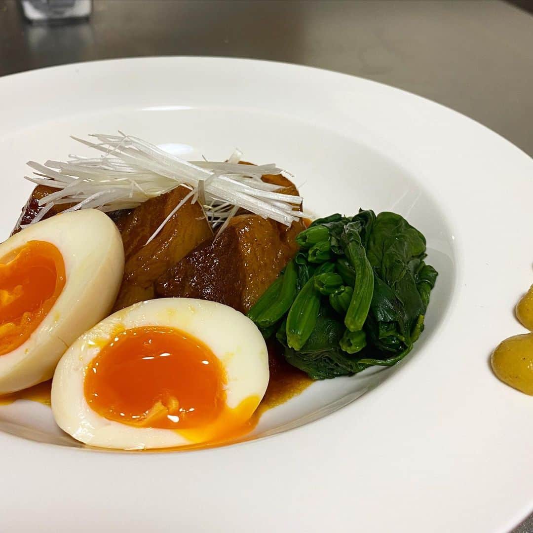 塩顔チワワのインスタグラム：「豚はじっくり煮込むと、こうなる🐶 . 今日の晩御飯は角煮🤩」
