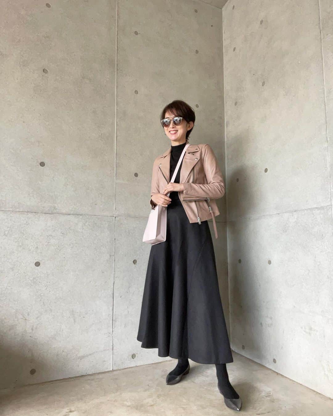 石井のり子のインスタグラム：「** 最近ピンクが気になる。 そんな歳頃。 41歳になりました♡ * jacket #allsaintsjapan  skirt.shoes #styledeli_official  bag #stunninglure  * *  #ootd#outfit#coordinate#fashion#fashion style#ママコーデ#ママファッション」