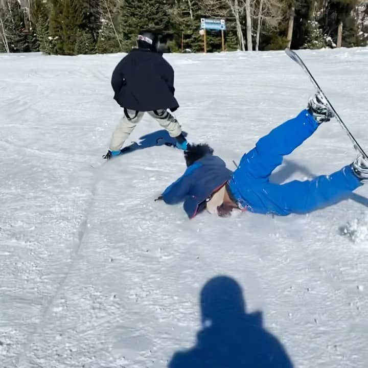 マライア・デュランのインスタグラム：「Vol. 1  WE HAD TOO🏂😂 THANKS @redriverskiarea 🙏 #snowboardeveryday #if #you #are #still #reading #this #just #know #we #all #got #tested #for #covid #before #the #making #of #this #video」