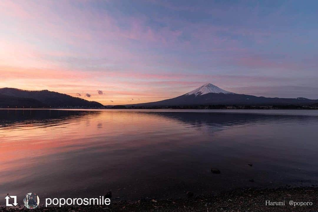 カメラのキタムラのインスタグラム：「#Repost @poporosmile • • • • • • #富士山の日 夜明けは素敵な朝焼けでした！  2021.2.23 6:15位  山梨県 富士河口湖町  CanonEFS 10-18IS USM  CanonEoskiss7  #my_eos_photo  #mtfujiphoto_ig  #whim_life  #fujidelic #LOOK_JAPAN #IG_PHOS #japan_of_insta #photo_jpn  #pashadelic  #bestjapanpics_  #写真は私の原動力 #メーカーフリー  #ファインダー越しの私の世界   #東京カメラ部 #tokyocameraclub  #photo_shorttrip   #キタムラ写真投稿 #wb_sky #visitjapanjp #anatabi #Lovers_Nippon  #total_japan_  #富士箱根伊豆国立公園 #nationalparksjp #sorakataphoto #around_mtfuji  #DJ絶景プロジェクト  #1X_japan」