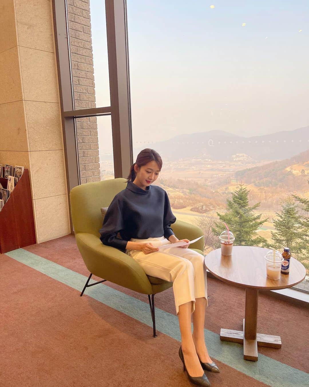 イ・ミンジのインスタグラム：「#커리어우먼룩 #제이르모브 🤎🤍」