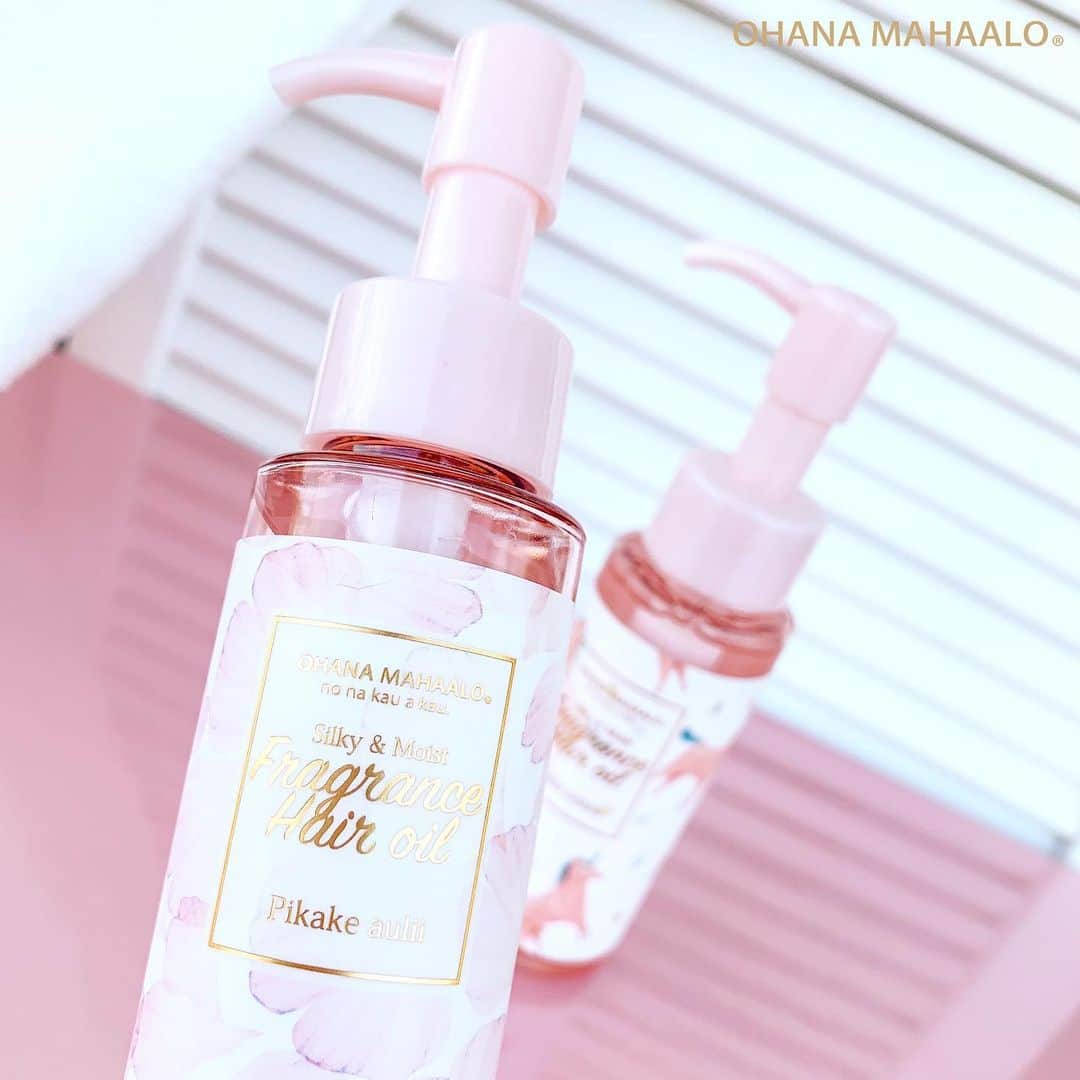 のインスタグラム：「【OHANA MAHAALO】 オイルなのにベタつかない💞フレグランスヘアオイル  #オハナマハロ の#ヘアオイル は、 毎日のダメージから髪を守り、 優しい香りで髪全体を包み込みます。  5種類のヒト型セラミド配合（※1）で、 ダメージを受けた髪をしっかり保水、保湿し、 潤いのある艶髪に導きます。  オイルなのにベタつかず、 つけた後はサラッとしているので 軽い仕上がりになります🕊  だんだん春が近づいてきましたね。 新しいアイテムを取り入れて 日々の変化を楽しみませんか？💁‍♀️  ♡保湿成分配合 5種類のヒト型セラミド※1/ヒアルロン酸/コラーゲン/ビタミンC誘導体（※2）/アルガンオイル/シアバター  ♡ヒートプロテクト成分（※3）配合  ※1 セラミド1、セラミド2、セラミド3、セラミド5、セラミド6Ⅱ ※2 3-グリセリルアスコルビン酸 ※3 （ジヒドロキシメチルシリルプロポキシ）ヒドロキシプロピル加水分解シルク  ▼オハナ・マハロ　フレグランスヘアオイル 2種類の香り🎶 #ピカケアウリィ🌸 #ハリーアノヘア🦄🌟  各¥1,595（税込）  *⑅︎୨୧┈︎┈︎┈︎┈︎┈︎┈︎┈︎┈︎┈︎┈︎┈︎┈︎┈︎┈︎┈︎┈︎┈︎┈︎┈︎┈︎୨୧⑅︎*  @ohanamahaalo  #fragrancy_online #fragrancyonline #fragrancy #ohanamahaalo #japan  #fragrance #hairoil  #フレグランシィオンライン #フレグランシィ #日本 #フレグランス #いい香り #いい匂い #オイル #ヘアスタイル #整髪料 #艶髪 #コスメ好きな人と繋がりたい #香りのある暮らし #香りのある生活」