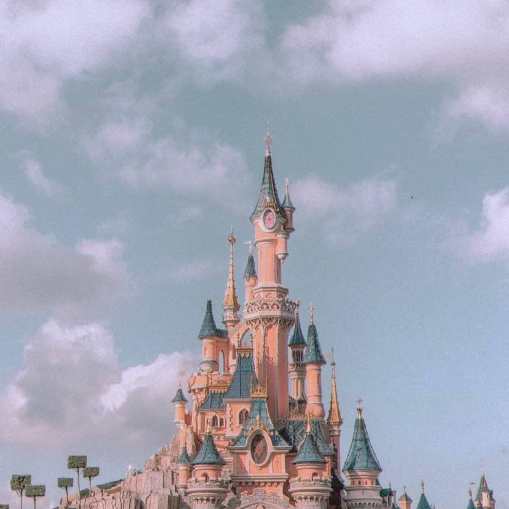 MiracleVellMagicのインスタグラム：「one of my life goals: going to Disneyland Paris🏰🇫🇷 Look how romantic the color of the castle is!  人生のゴールのひとつ。パリのディズニーランドに行くこと！パリは、眠れる森の美女のお城なんだよね。この色がすっごくすっごくロマンチックだと思うんだ…🥴✨  ロマンチックなことをたくさん考えて、行動して、経験して、ずっと心がときめいているような人生を送りたいなぁ🪄  photo credit: Geneviève C  #ベルの夢」