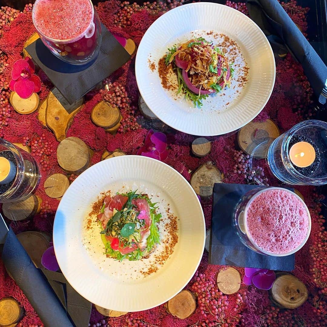 増山敬子のインスタグラム：「#nicolaibergmanncafe ☕︎  テーブルの中のアレンジメントが 素敵です🥺✨✨✨」