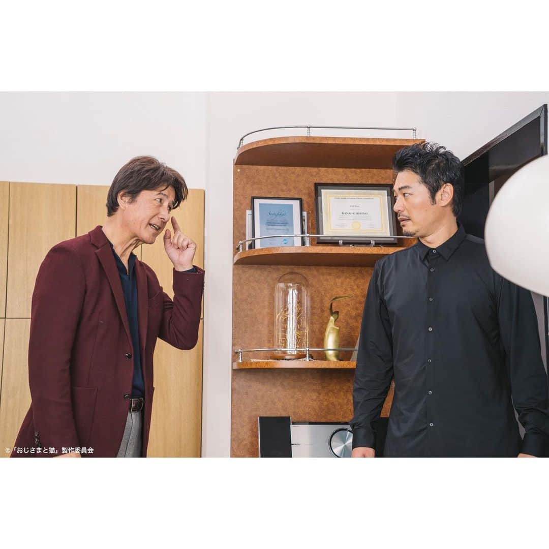 のインスタグラム：「#おじさまと猫 明日は8話🐱💡  日比野家を訪れた神田(#草刈正雄)は 猫センサー発動で日比野(#平山浩行)にアドバイス☺️☝️  そして、ふくまるとマリンが遂に💓  ⬇️ テレビ東京・大阪 毎週(水)深夜0:58  テレビ愛知 毎週(水)深夜2:05  テレビ北海道 毎週(日)深夜1:35  びわ湖放送 毎週(土)深夜0時(2/20〜)  #神木隆之介 #小関裕太 #武田玲奈 #高橋ひとみ #升毅 #松本穂香 #吉澤嘉代子 #阿部真央 #猫 #猫のいる暮らし」
