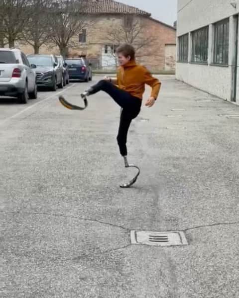 ベアトリーチェ・ヴィオのインスタグラム：「Lame nuove in arrivo! 🔥🦿 Taekwondo o atletica? Dove mi vedreste meglio? 😜」