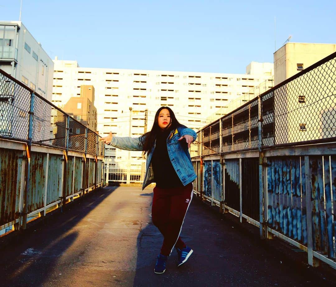 大納言光子のインスタグラム：「Adidas Originals × ★RUN DMCパーカー(ブラック) ★3ストライプスパンツ(ワインレッド) ★スーパースター(パープル)  #大納言光子アディダスコーデ  #アディダス大好き芸人 #アディダス #アディダスオリジナルス  #アディ子 #ストリートファッション  #スニーカー #スーパースター  #adidas  #adidasoriginals #adidaspants  #adidassuperstar  #superstar  #RUNDMC #adidasrundmc  #dinagonmitsuko #myadidas #streetfashion #iloveadidasoriginals @adidasoriginals photo by @ryuji0416」