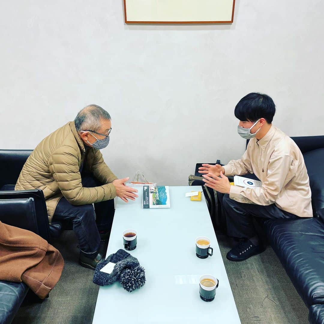 西田善太のインスタグラム：「純粋と「うまさ」のあわいを行き来する若き写真家を、純粋と「あざとさ」のあわいにいる人に会わせる喜び。カツオ、食いついていろいろ見て聞いてね🥺 いま君はピッカピカの一年生だもの🔥」