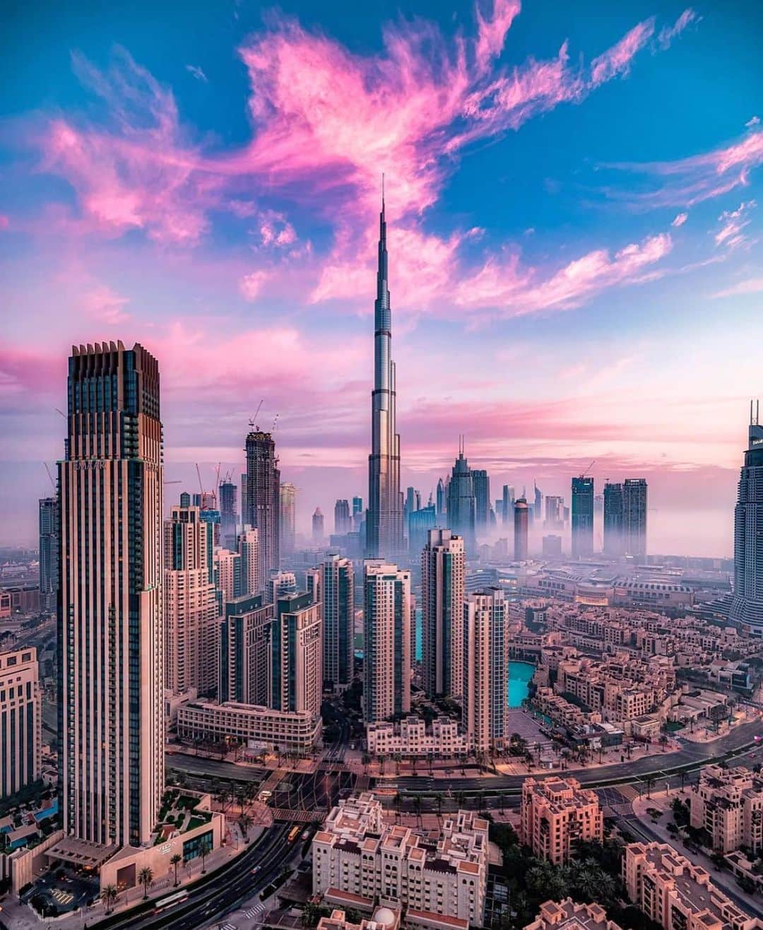 ドバイのインスタグラム：「The Center of Now #DownTown #Dubai 📷:@alphaspotting」