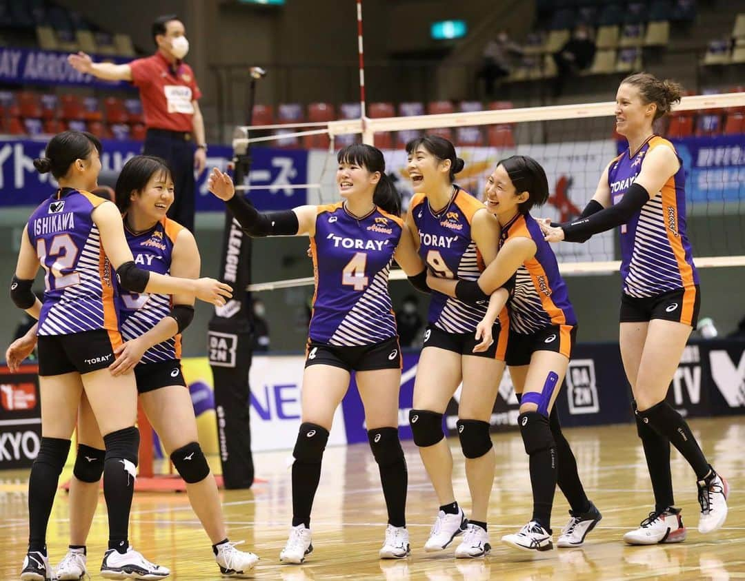 小川愛里奈さんのインスタグラム写真 - (小川愛里奈Instagram)「2020/21 V.League リーグ戦全試合終了しました。そしていい時も悪い時も変わらず約5ヶ月間共に戦って下さったり、沢山の応援ありがとうございました。  コロナ禍の中、誰1人かけることなく最後まで全員で戦う事が出来たこと嬉しく思いますし、本当に感謝の気持ちでいっぱいです。 目標は優勝する事でしたが、皆がチームの為に何が出来るのか考えたり、仲間の為に頑張れるとかそれぞれの役割を果たしたからこそ悔しいですけど、準優勝する事ができたと思います。 そして私事になりますが、沢山の事を感じ、色々と学ばさせて貰いとてもいい経験になりました。 天皇杯とリーグの決勝の舞台に姉妹で行ける事は決して当たり前の事ではないので特別な場所で最後戦う事が出来たことに感謝したいですし、姉の頑張ってる姿を見ると私も負けてられないなといい刺激をいつも貰っています。 姉妹ですが、姉は私にとって良きライバルです笑！ これからも負けず頑張ります💪🏻 そしてこの悔しさは絶対に忘れません。 チームや私的にも、もっともっと成長して強くなります。 なのでこれからも東レアローズの応援よろしくお願い致します🙇‍♀️🙇‍♀️ ・ ・ #東レアローズ #リーグ終了 #準優勝🥈  #前を向いてまた皆で頑張ります💪🏻 #写真何枚かお借りしました🙇‍♀️」2月23日 23時22分 - o.eri12