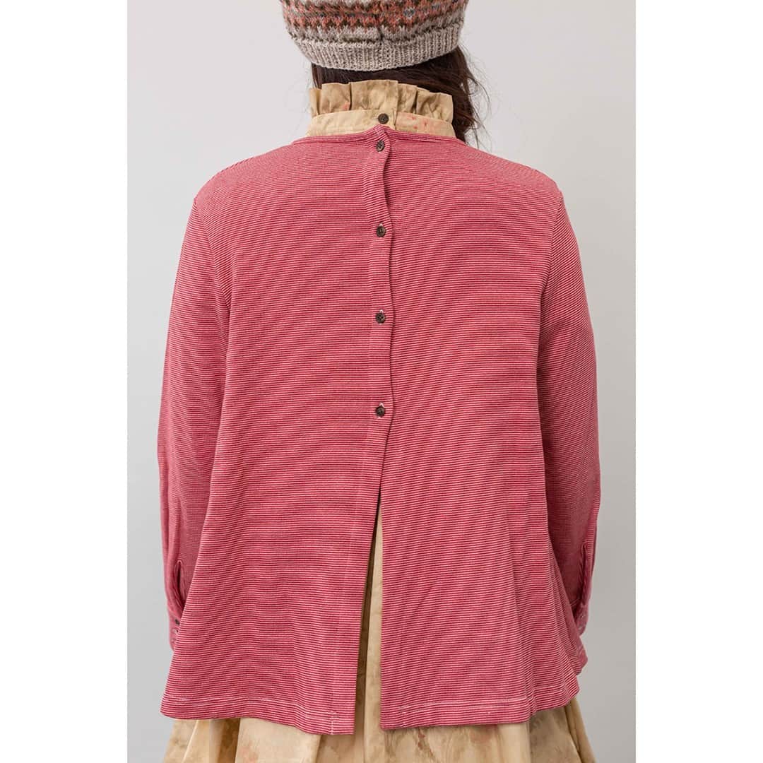 キャベジズ&ローゼズのインスタグラム：「Spring is in the air. Introducing our soft organic gardening smock in red striped, stone washed looped jersey. With front pockets for all of your seeds. #garden #gardeningsmock #cabbagesandrosesfashion #spring #shoplocal #sale #independentretail」