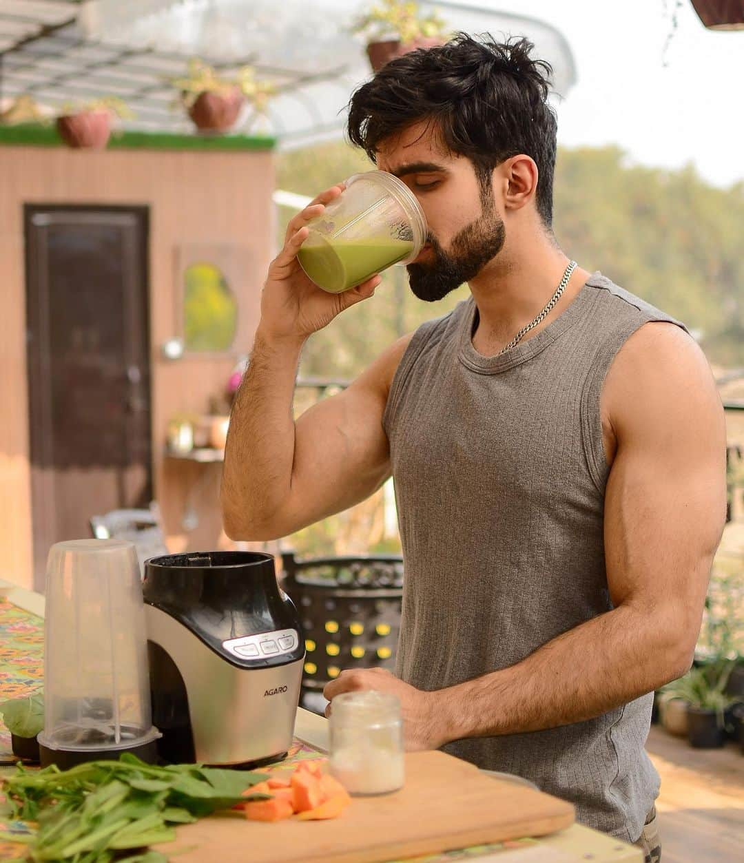 Karron S Dhinggraさんのインスタグラム写真 - (Karron S DhinggraInstagram)「Spinach & Papaya Smoothie 🌱  This smoothie is just the right amount of sweet, tart, and has some awesome natural detoxifiers like cucumber and lemon.  Just one glass and I already started to feel better.  Ingredients: 2–3 cups spinach (packed) 1/2 cup of yogurt(greek) 1/2 Papaya  or 1 apple 1 cup chopped cucumber Squeeze of lemon Large handful of ice  Instructions: 1. Add the spinach, yogurt and papaya to the blender and blend until combined.  2. Add cucumber and lemon juice, and blend for 2-3 minutes until completely smooth.  3. Add the ice and blend for another 30-60 seconds.   Pour into the glasses and serve immediately or store in the fridge for later!  Note: I personally use @agaro_lifestyle’s Nutri blender as it help me do the job in just few seconds which less hustle and almost zero noise. It operates on two modes- Low and High for effortless blending. You can check the product using the link:  https://amzn.to/3sXqu7X  #TheFormalEdit  #agaro #theagaro_lifestyle #blendwithagaro #agaroblender #theagarolifestyle #nutriblender #easysmoothie」2月23日 23時15分 - theformaledit