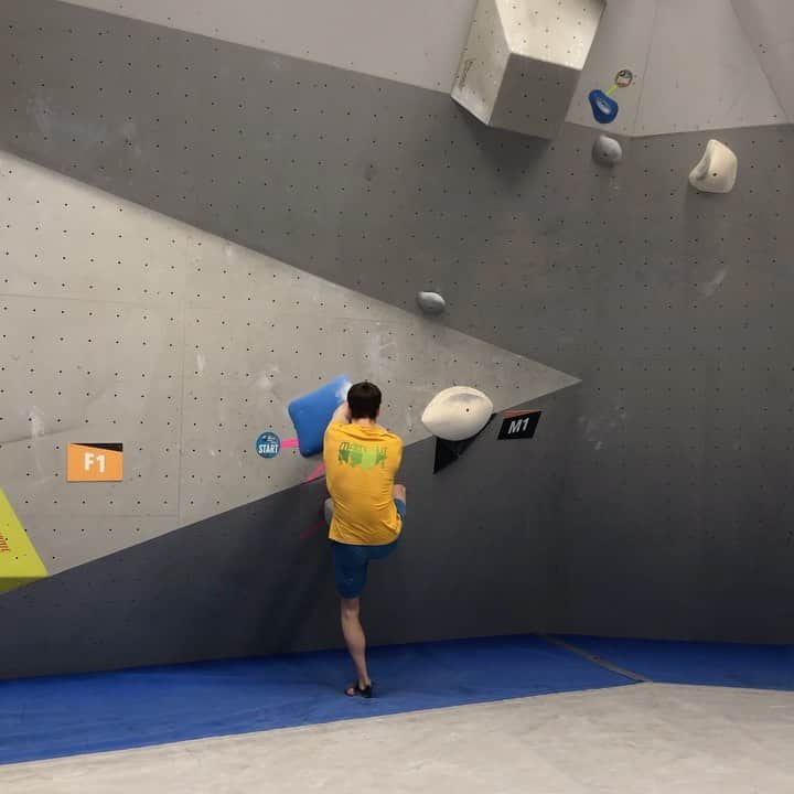 ヤン・ホイヤーのインスタグラム：「Great morning session at @boulderhallee4  The comp simulation boulders were fun but I think it’s time to climb some rocks this afternoon 😅 Thanks @madrockclimbing for my new shoes. 👌❤️」
