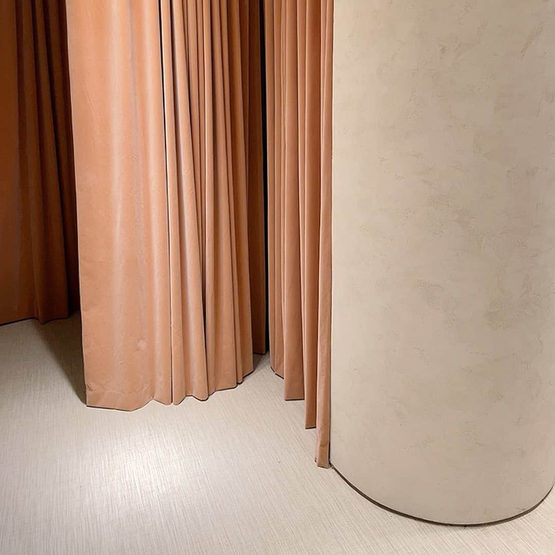 レフラーランドールのインスタグラム：「Curtains made to look like our Penny pleats. One more day!」