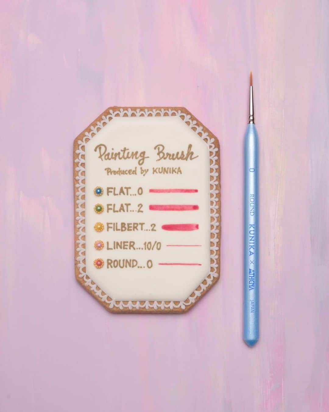 KUNIKAのインスタグラム：「❃ KUNIKA × ATHENA painting brush ❃  オリジナルの5種類の筆を使い、直線を書いてみました。  ❃ FLAT 0...細め平筆 ❃ FLAT 2...少し太い平筆 ❃ FILBERT 2...少し太い平筆、毛先は丸みがあります。 ❃ LINER 10/0...1番細い細筆 ❃ ROUND 0...細くも太くもかける細筆  それぞれの太さがわかりやすい画像は、スライドしてご覧ください。 ハイライトに色々なデコレーション例を載せていくので、そちらも合わせて見ていただけたら筆アートのアイディア広がるかなと思います🎨  次回のインスタライブは2月25日21:00〜、おこないます。 本日も見てくださった皆さま、ありがとうございました🌷  ❃オリジナルの筆の発売は2月26日(金)21:00〜5日間限定のオンラインショップにて。  #artofkunika」