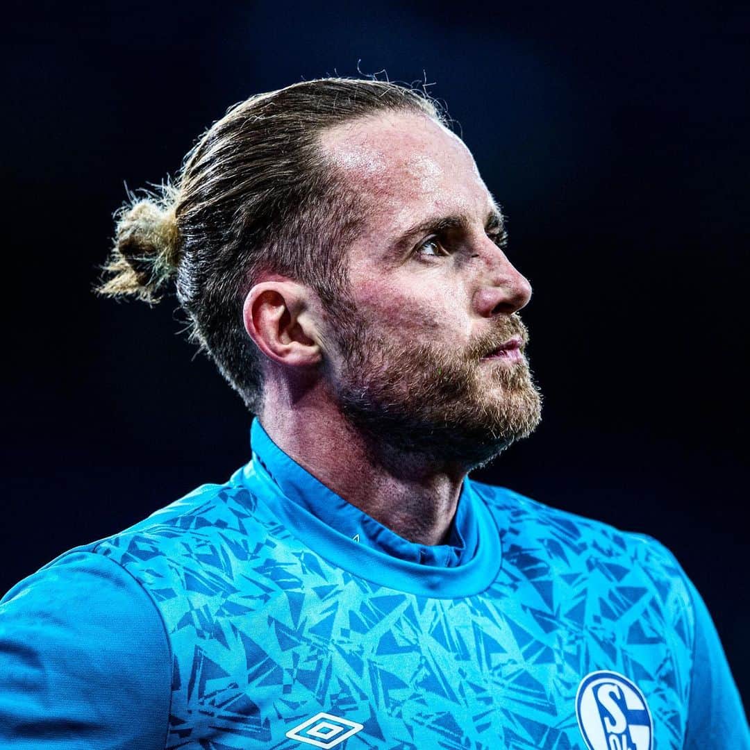 シャルケ04さんのインスタグラム写真 - (シャルケ04Instagram)「ℹ️ @ralle.1 fällt aufgrund einer angebrochenen Rippe bis auf Weiteres aus. Gute Besserung, Ralle! . . Ralf Fährmann will be sidelined for the time being due to a slightly broken rip. Get well soon, Ralle!  . . #Schalke #S04 #Update #News #Knappen #Football #Soccer #WirLebenDich #GetWellSoon #🔵⚪️」2月23日 23時17分 - s04
