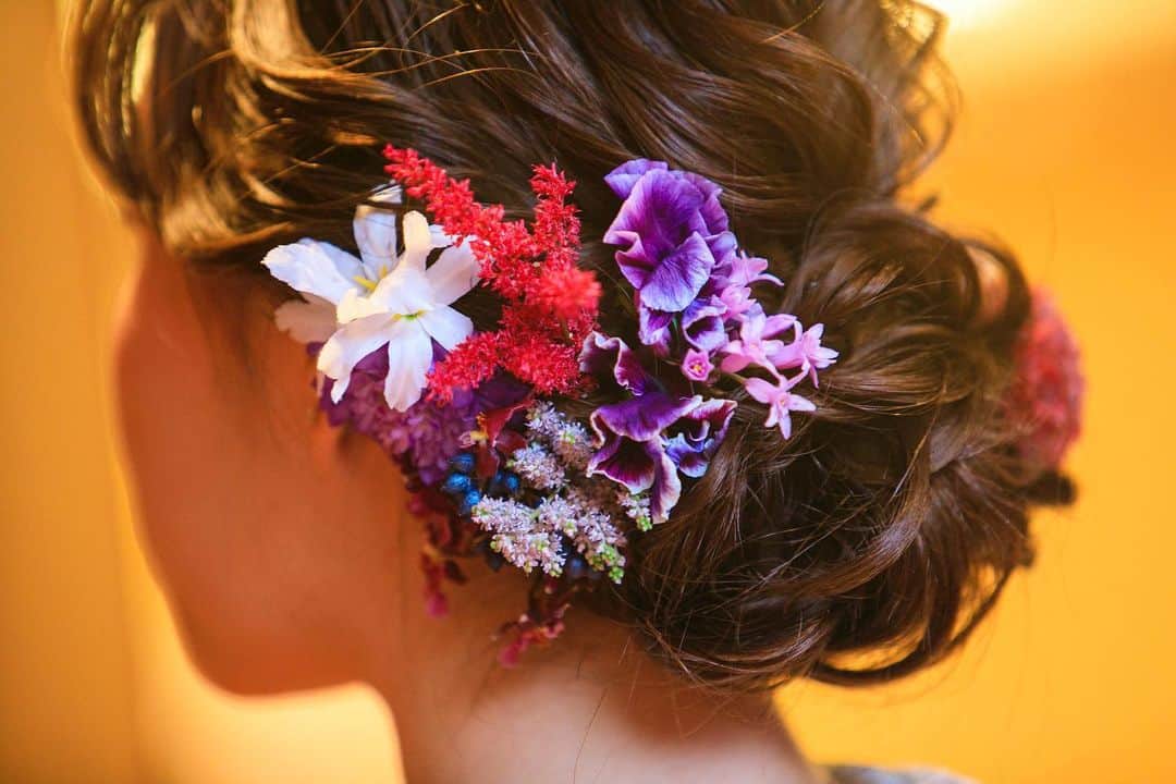 真坂はづきのインスタグラム：「最後の振袖には、生花をつけたくて @florist.natural さんに相談したら お任せで可愛いヘッドセットを作ってくれました🥰 10種類くらいのお花を用意してくれたので、使用しなかったものは妹の髪へ👭🏼  #結納  #結納ヘア  #生花 #生花ヘアアレンジ  #ヤマキウ南倉庫」
