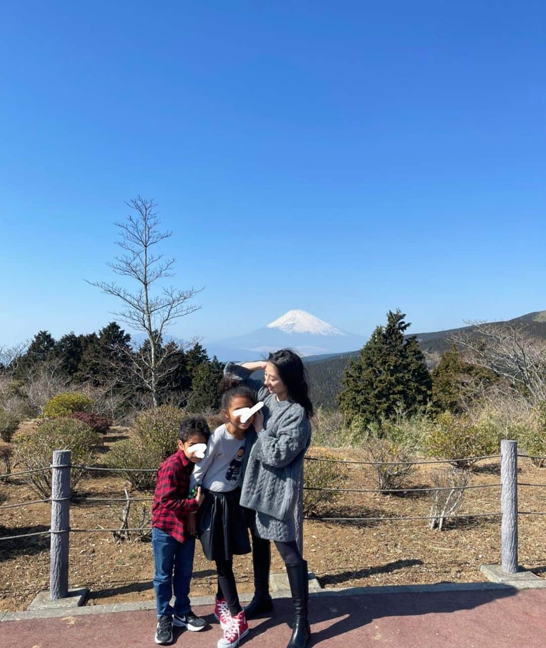 松本明子さんのインスタグラム写真 - (松本明子Instagram)「・ 愛する息子の誕生日旅行♡ 7年前の2/24に産まれて来てくれて、私は２人の母になりました👧🏽👦🏽 皆にお祝いしてもらえて幸せだね🎂💕 富士山がびっくりするぐらい綺麗に見れて、感無量です☺️ 熱海→箱根🗻♨️ ・ #happybirthday #son #7yearsold #love #birthdayboy #trip #travel #誕生日 #息子　 #7歳　#箱根　#富士山　#おめでとう　#愛してる #bae #mtfuji #年子育児」2月23日 23時23分 - ata_1026