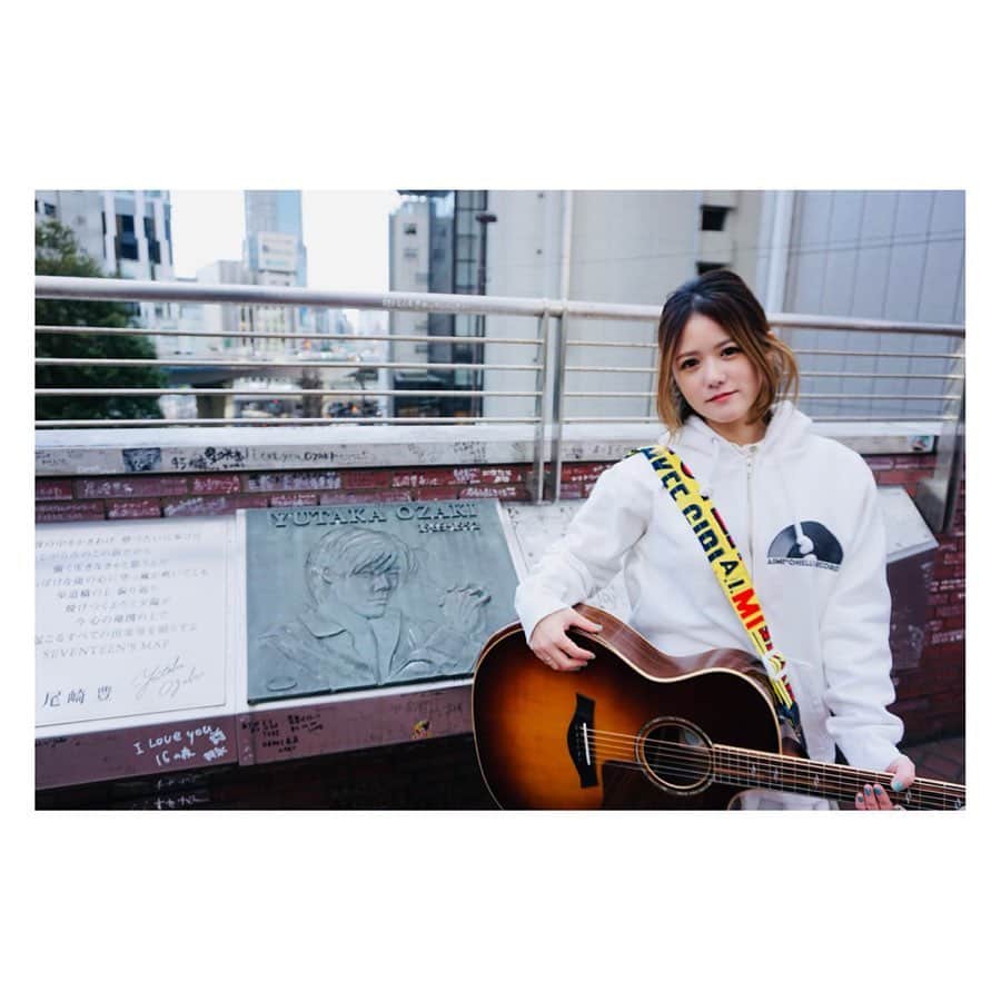 AIMIのインスタグラム：「渋谷でストリートなAIMI✌️ ❤︎ ❤︎ ファンクラブコンテンツは、今年からウェブラジオが📻ムービーになり、好きなことをお話してます😄 渋谷にある尾崎豊記念碑の前にて、 一節ストリートスタイルでうたい撮影したのであまりストリートライブってしたことないけど やってみたくなりました♪ #AIMI#singersongwriter#stereopony#taylorguitars#streetstyle#尾崎豊#shibuya#tokyo#hoodie」