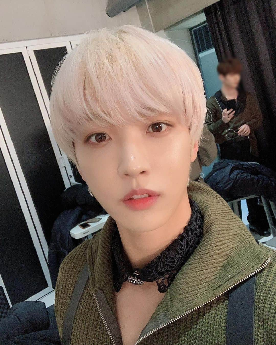 UP10TIONさんのインスタグラム写真 - (UP10TIONInstagram)「블루로즈 좋아한다길래...🌹  #업텐션 #선율 #UP10TION #SUNYOUL #1일_1셀카_23일차」2月23日 23時25分 - u10t_official