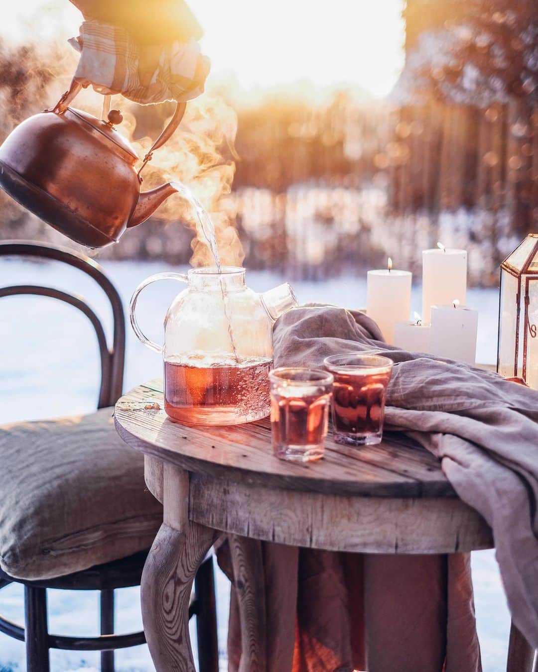 Our Food Storiesのインスタグラム：「Another photo from this lovely winter scene in our garden ❄️✨ #ourfoodstories  ____ #menuteapot #teapot #teapots #fellowmag #verilymoment #simplejoys #foodphotographer #foodstylist #germanfoodblogger #wintertime #magicalmoments #chasinglight」