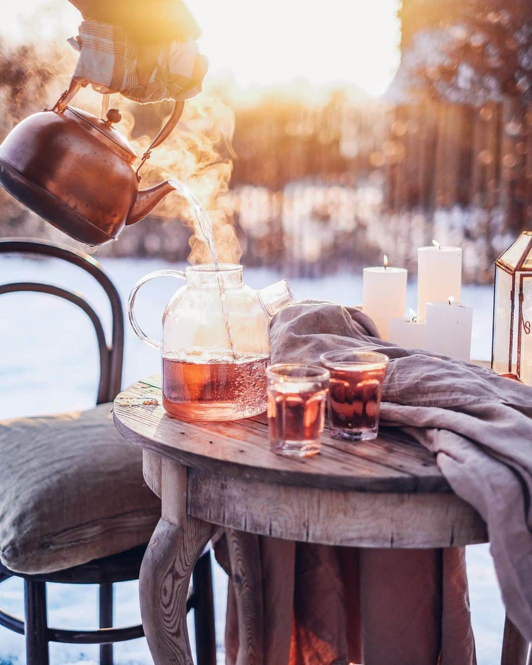 Our Food Storiesさんのインスタグラム写真 - (Our Food StoriesInstagram)「Another photo from this lovely winter scene in our garden ❄️✨ #ourfoodstories  ____ #menuteapot #teapot #teapots #fellowmag #verilymoment #simplejoys #foodphotographer #foodstylist #germanfoodblogger #wintertime #magicalmoments #chasinglight」2月23日 23時26分 - _foodstories_