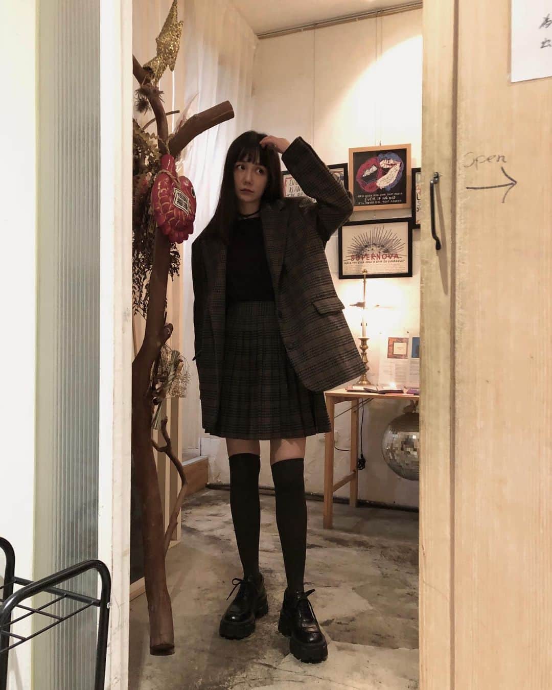謝琦琦（Kiki）のインスタグラム：「學生妹最在意劉海分岔了  格紋套裝/ @pimgo.tw」