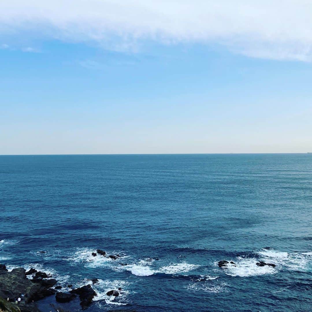 松田洋治さんのインスタグラム写真 - (松田洋治Instagram)「次男とドライブという事になり三浦半島に車を走らせる。こっち来たからには、と胴網へ。磯遊びしたり、ドッチビー投げたり。それからレンタル自転車で城ヶ島まで。気持ちいい一日でした。」2月23日 23時28分 - youjimat