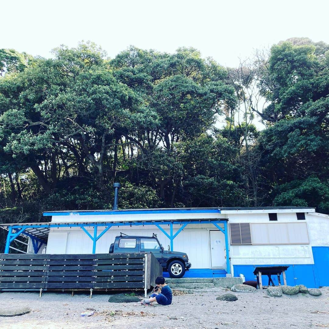 松田洋治のインスタグラム：「次男とドライブという事になり三浦半島に車を走らせる。こっち来たからには、と胴網へ。磯遊びしたり、ドッチビー投げたり。それからレンタル自転車で城ヶ島まで。気持ちいい一日でした。」