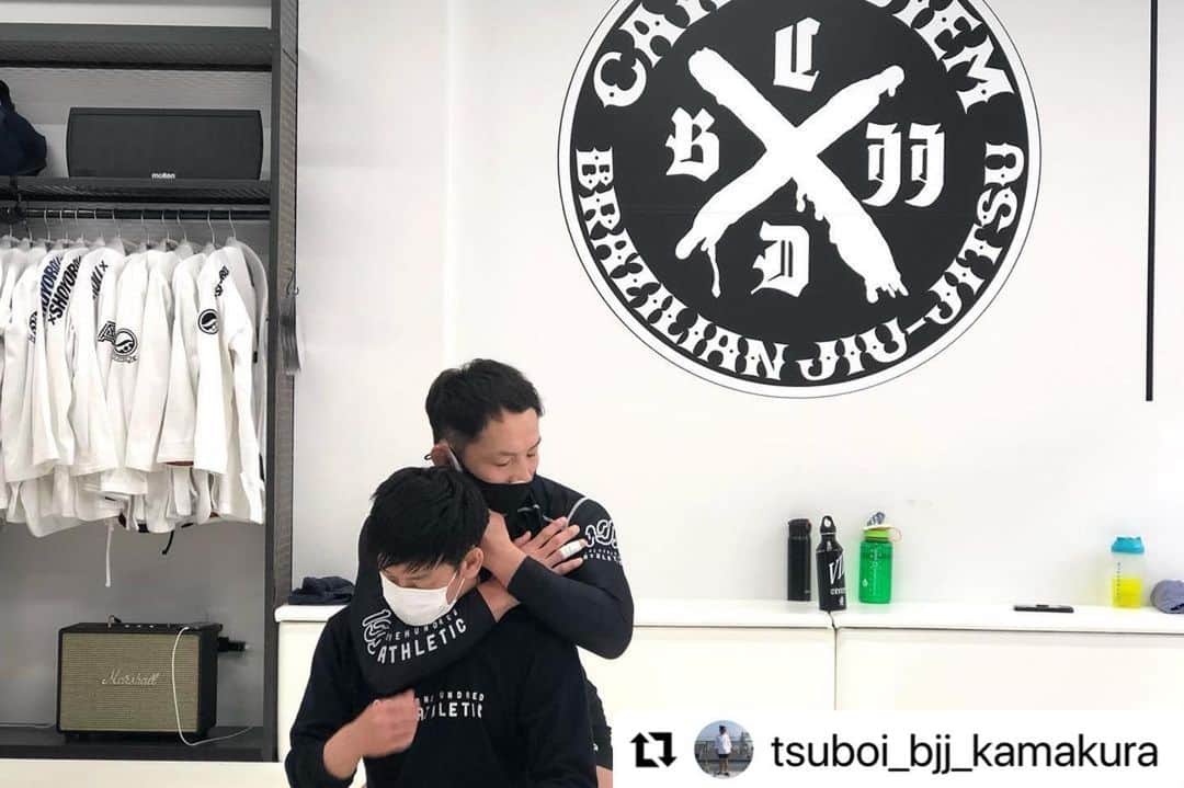 宇野薫のインスタグラム：「今日は @carpediembjj_ofuna  スペシャルクラスとして、自分が受け持たせていただきました。参加された皆さまありがとうございました。  #onehundredathletic #100athletic #100A #unocaolshowten   #Repost @tsuboi_bjj_kamakura with @make_repost ・・・ 大船スタジオで開催された鎌倉、大船会員限定　@caoluno  さんのスペシャルクラス。 レッスンの最後は参加者40名でスパーリングを楽しみました！  そしてやっぱり宇野さんはカッコイイ！  —————————————— 鎌倉スタジオ bjjkamakura.com 大船スタジオ bjjkamakura.com/ofuna/ —————————————— #鎌倉柔術 #大船柔術  #carpediemkamakura ﻿ #carpediemofuna﻿ #carpediembjj_kamakura  #carpediembjj_ofuna #ブラジリアン柔術 #jiujitsukids  #柔術  #キッズ柔術」
